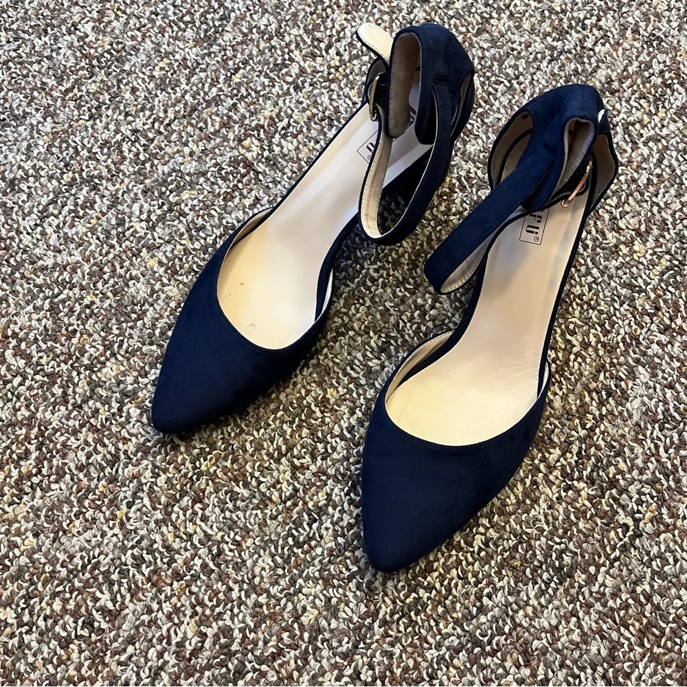Elegant Navy Blue Pointed Toe Heels
